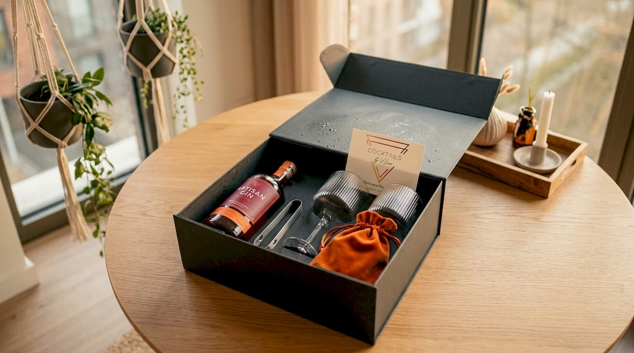 Een chique drankbox staat open op een houten tafel, klaar om ontdekt te worden.