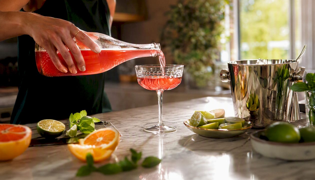 Heerlijke kant-en-klare cocktails, klaar om te schenken op de feesttafel