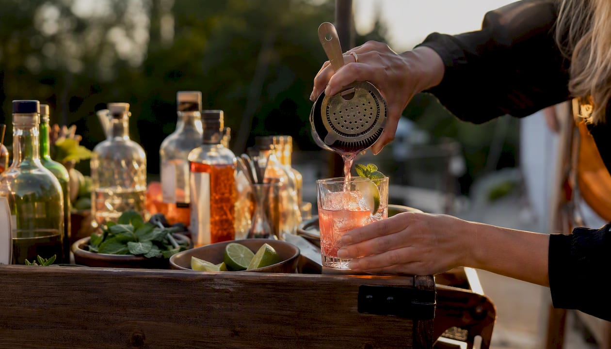 Thuis een eigen cocktailbar, compleet met verschillende drankjes en lekkere garnituren