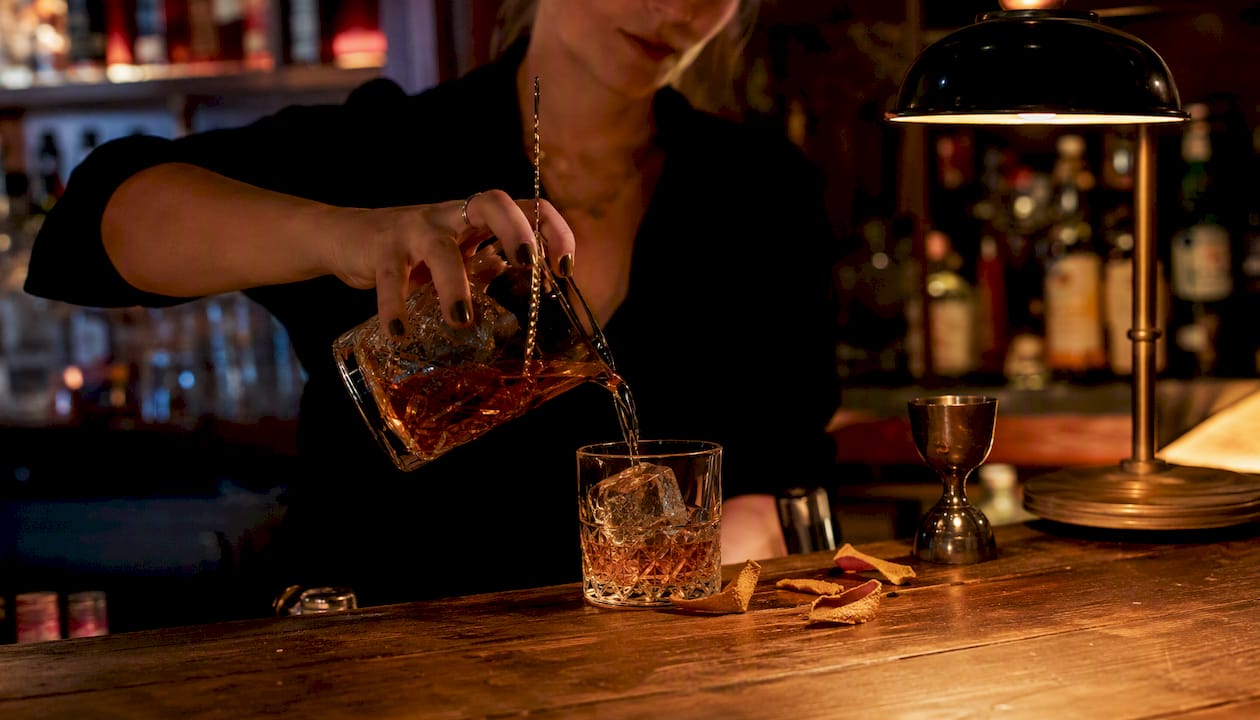 Een stevig whiskyglas gevuld met een paar ijsblokjes en een goede scheut whisky.