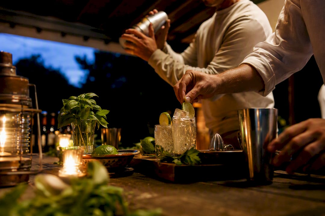 Deelnemers shaken enthousiast hun eigen cocktails tijdens een gezellige workshop.