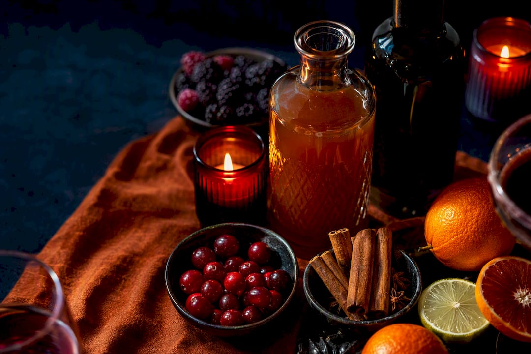 Halloween-cocktailingrediënten in sfeervol dramatisch licht