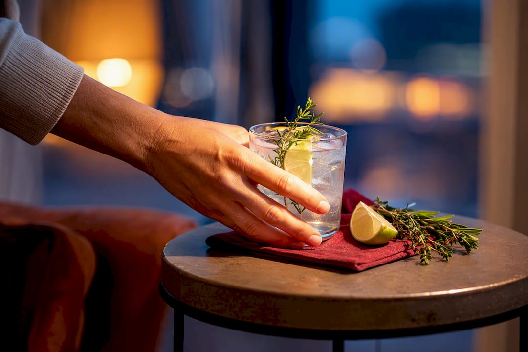 Een onherkenbaar glas met een suikervrije keto-cocktail