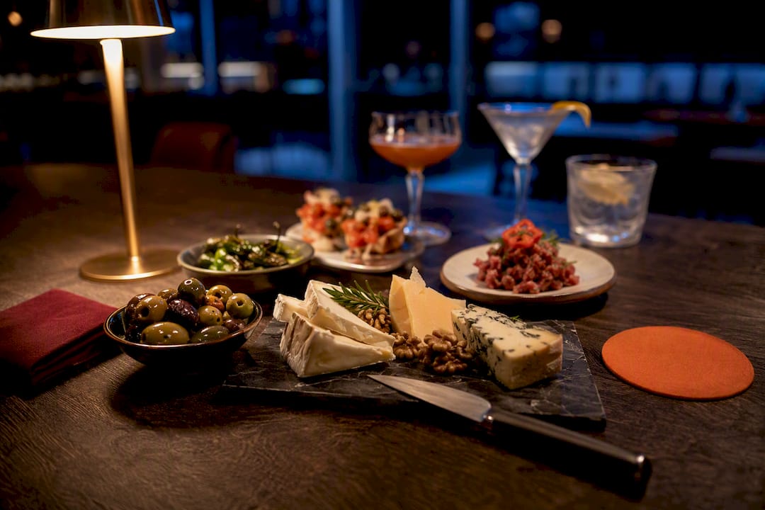 Tapas en cocktailglazen naast elkaar