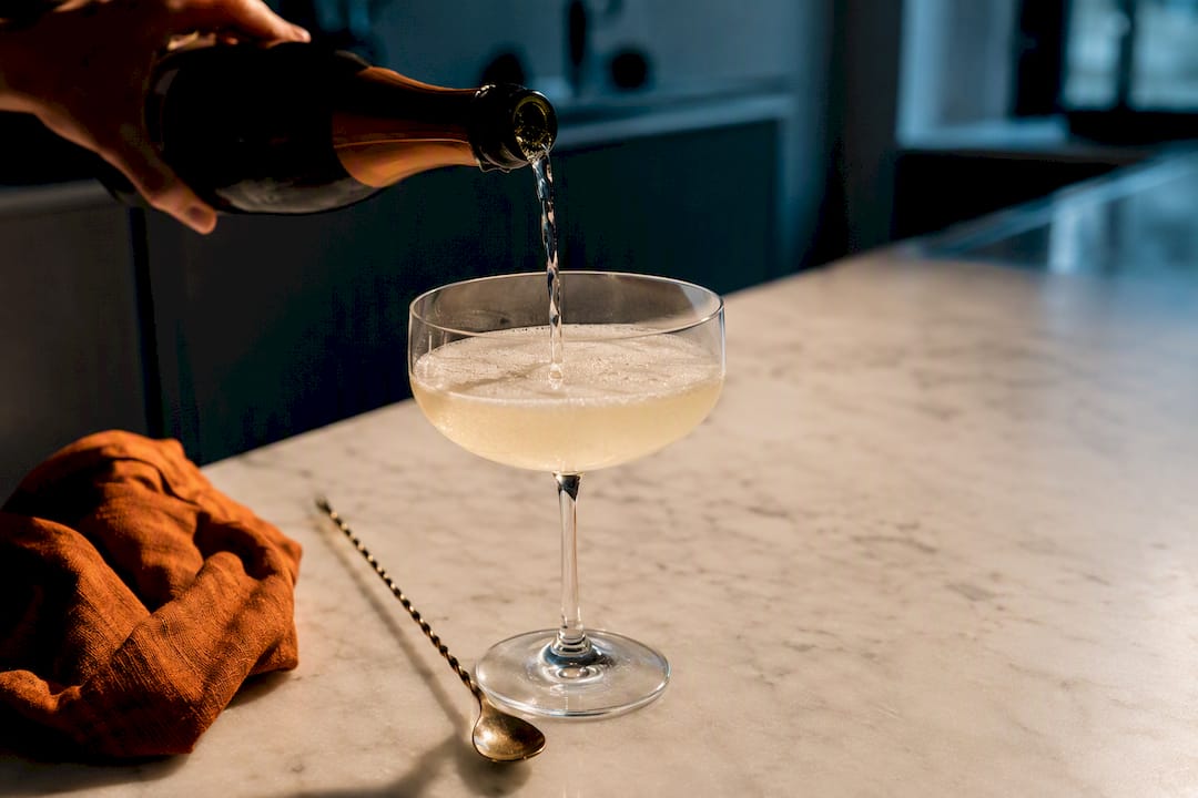 Mousserende wijn ingeschonken in een cocktailglas