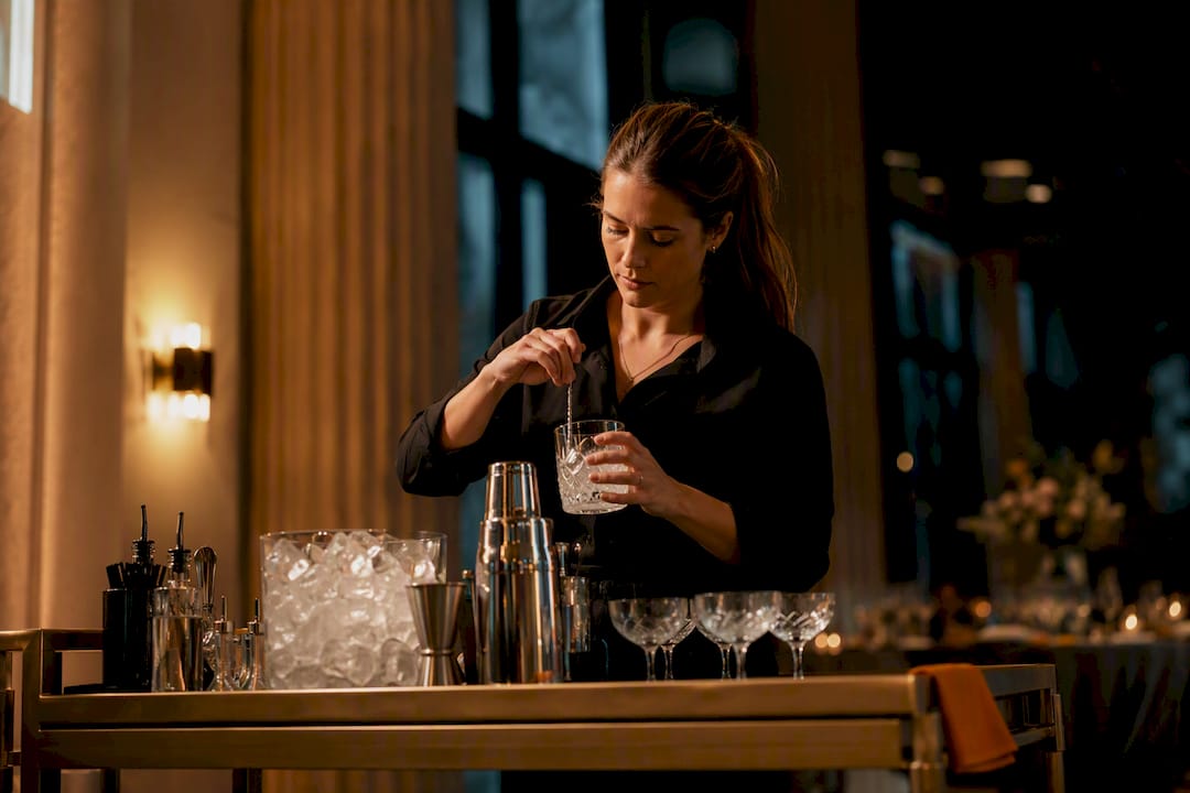 Kleine cocktailservice op een feestlocatie