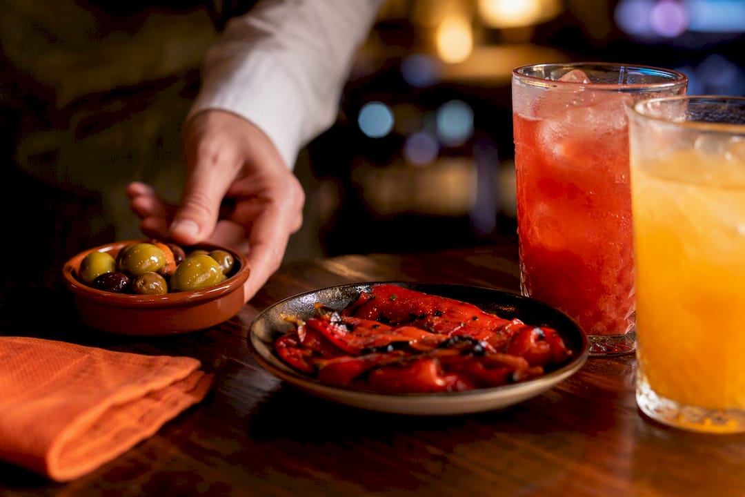 Tapas en cocktails samen op tafel