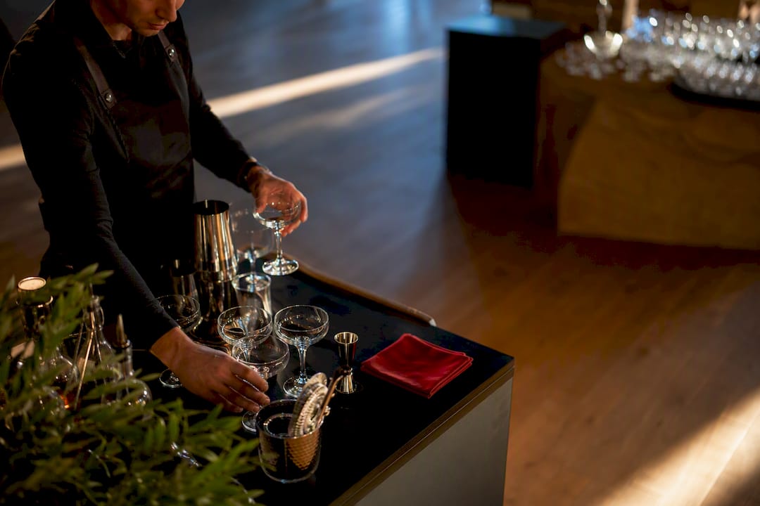 Cateraar maakt feestlocatie klaar voor cocktailservice