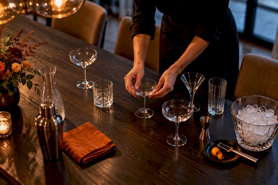 Gerichte cocktailopstelling op een evenemententafel