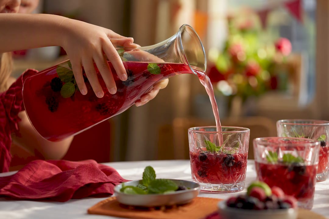 Kinderen schenken mocktails uit op een feestje