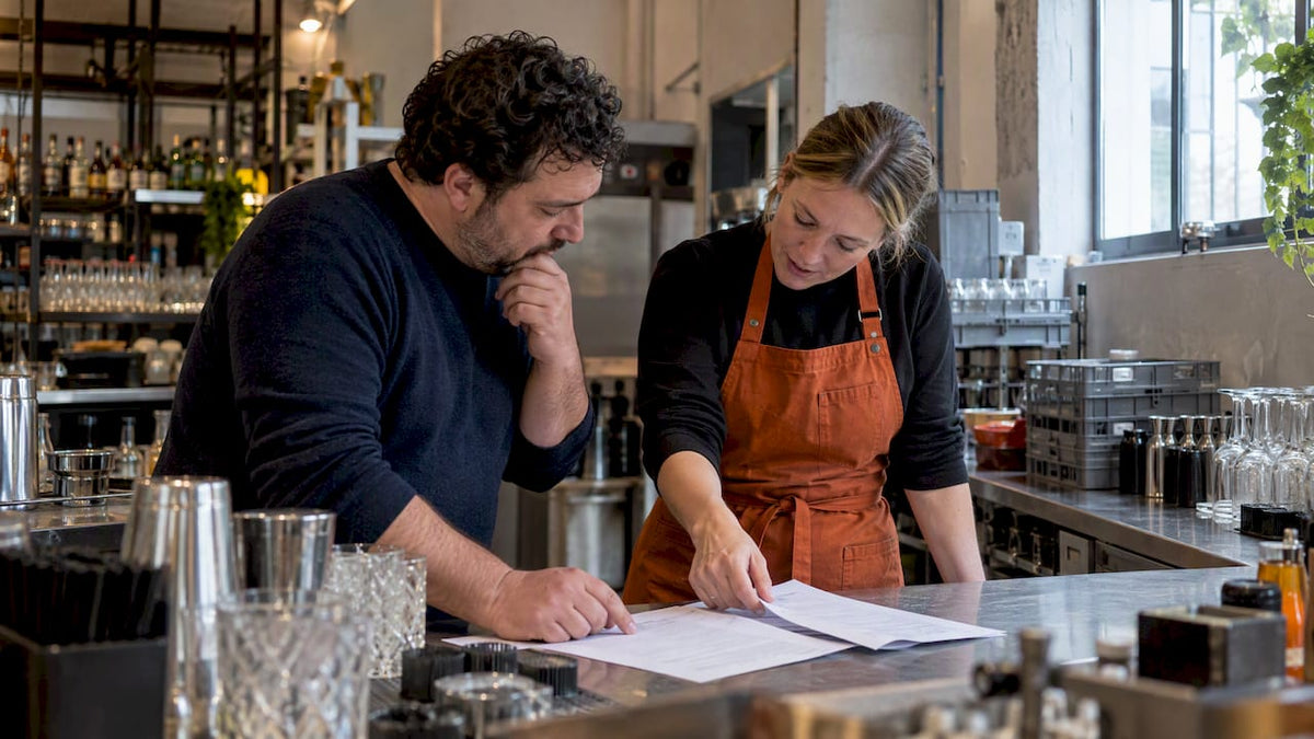 Organisator vergelijkt offertes in een cocktailbar
