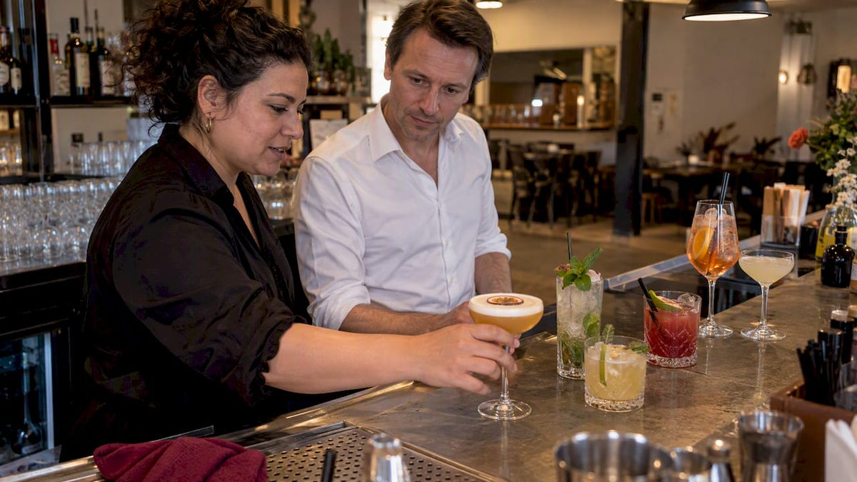 Gastvrouwen en gastheren kiezen voor cocktails en alcoholvrije drankjes