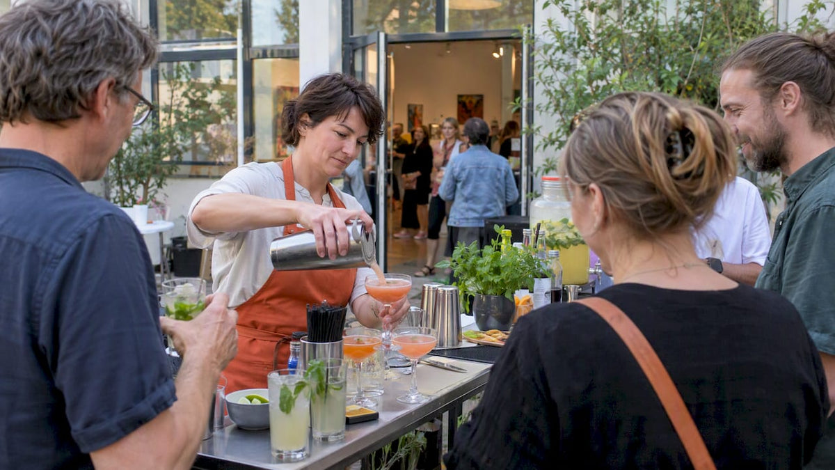 Vrijwilliger schenkt drankjes uit tijdens een open dag
