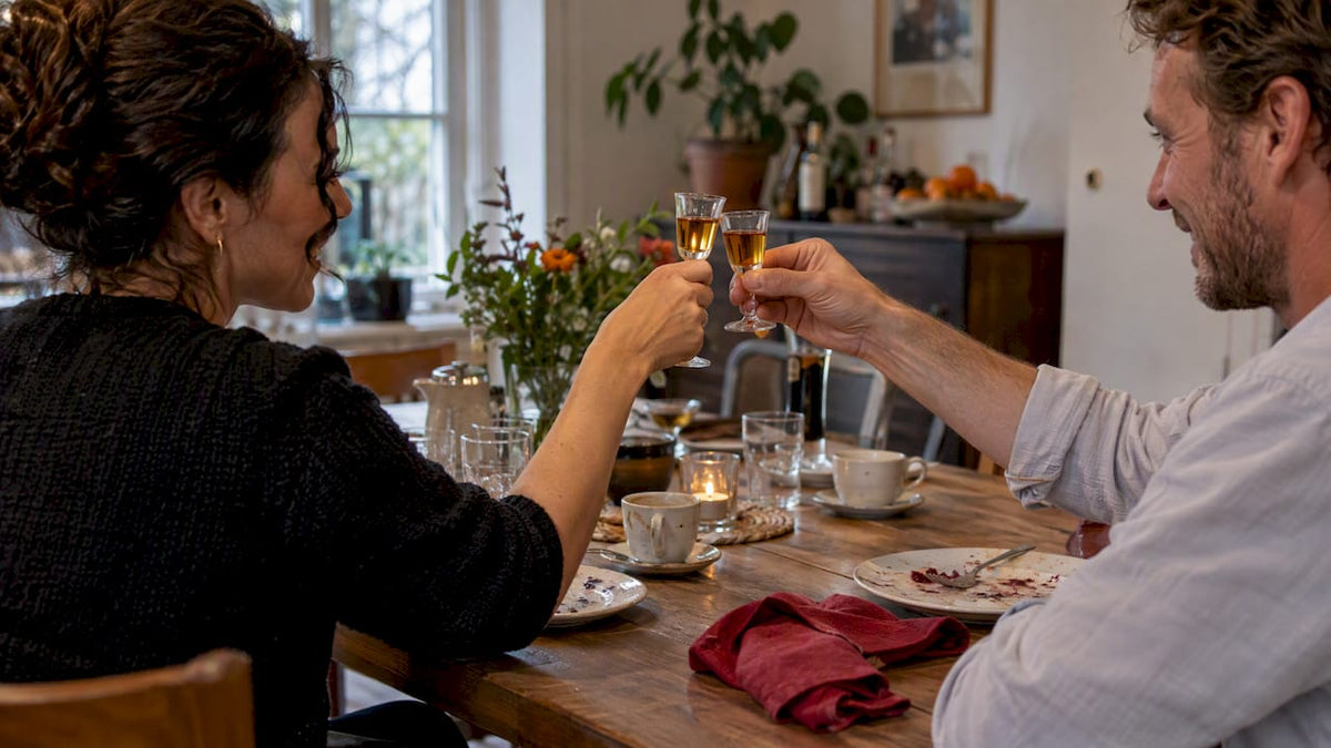 Na het diner proosten de gasten met kleine digestiefshotjes