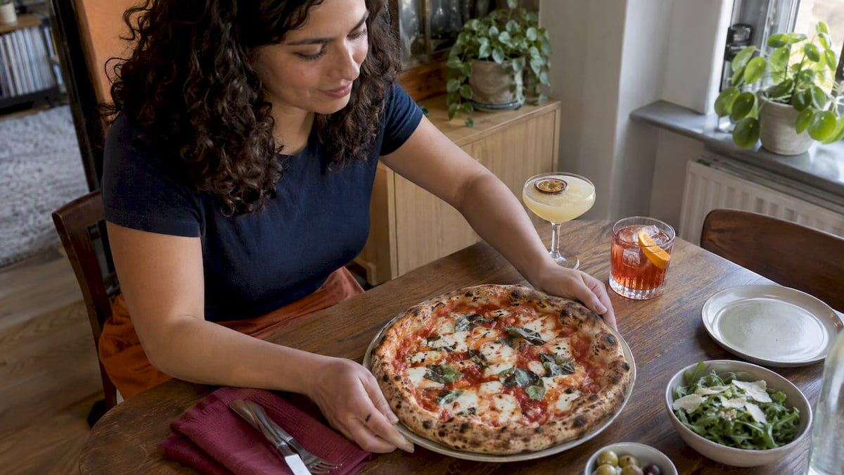 Pizza en cocktails aan de eettafel thuis